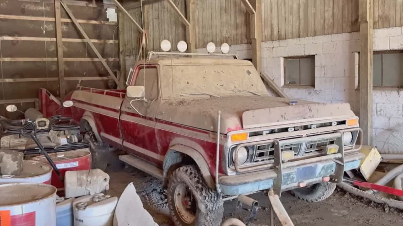 Видео: спасаем разбитый и запыленный Ford F-250 1977 года - новости Cars.ru