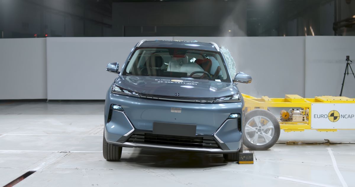 Geely_EX5_EM-i_crash_test_03 jpg.jpg