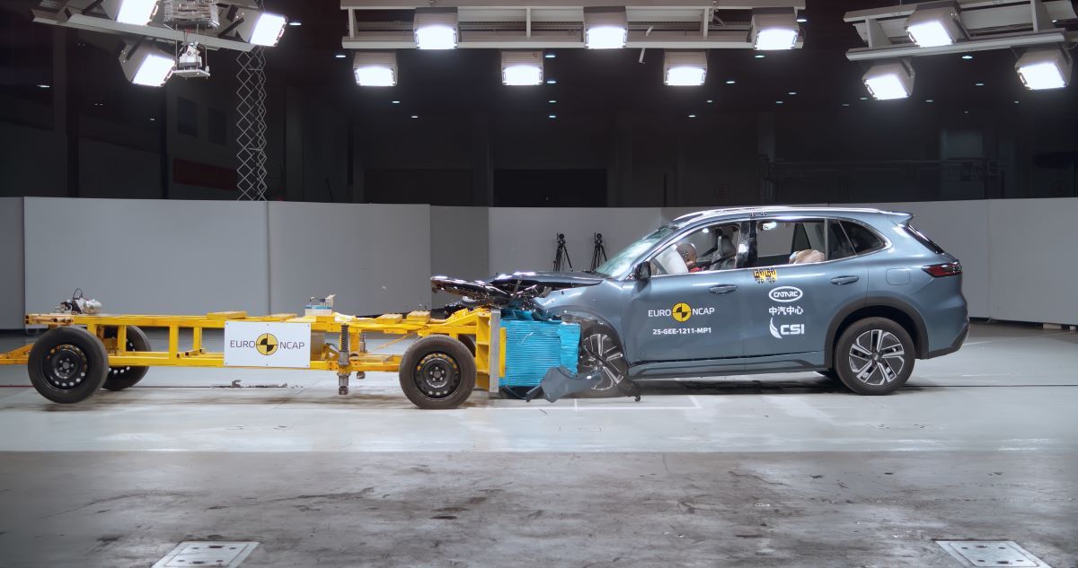 Geely_EX5_EM-i_crash_test_05 jpg.jpg