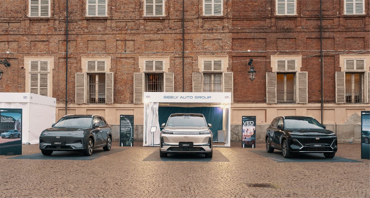 Geely_EX5_Exhibited_Models.jpg