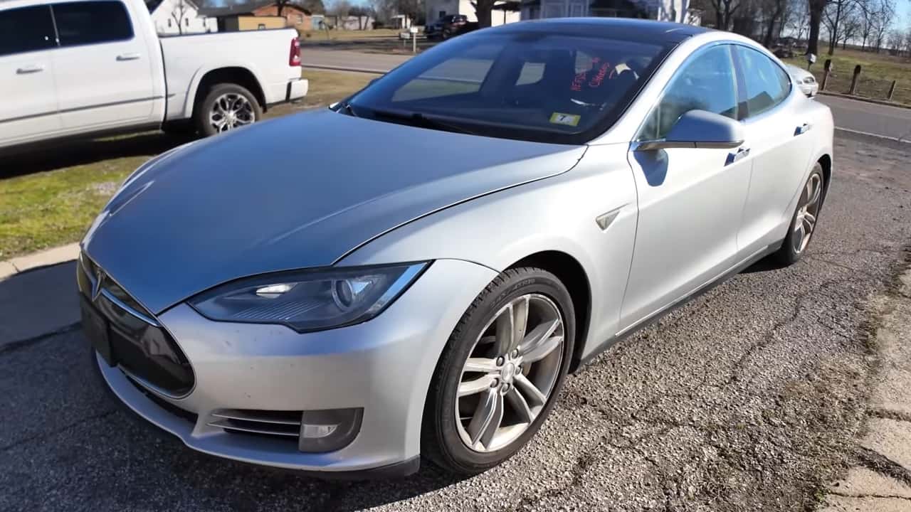 Tesla Model S с пробегом 433 000 км, приобретенный за $7 800, исправно  ездит - новости Cars.ru